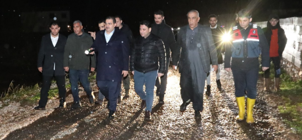 BAŞKAN CANPOLAT VE KAYMAKAM ŞAHİN’DEN GECE SAĞANAK MESAİSİ