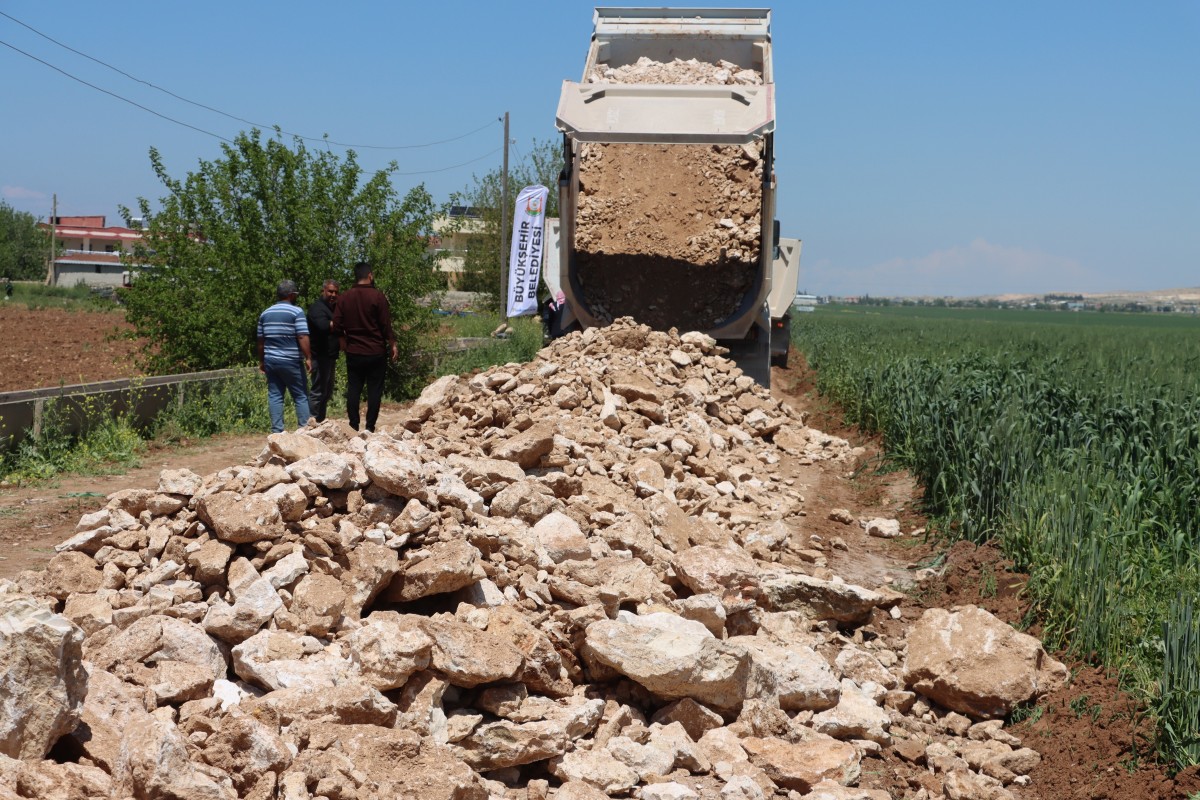 BÜYÜKŞEHİR, HARRAN’DA 7,2 KİLOMETRELİK YOLU YENİLİYOR