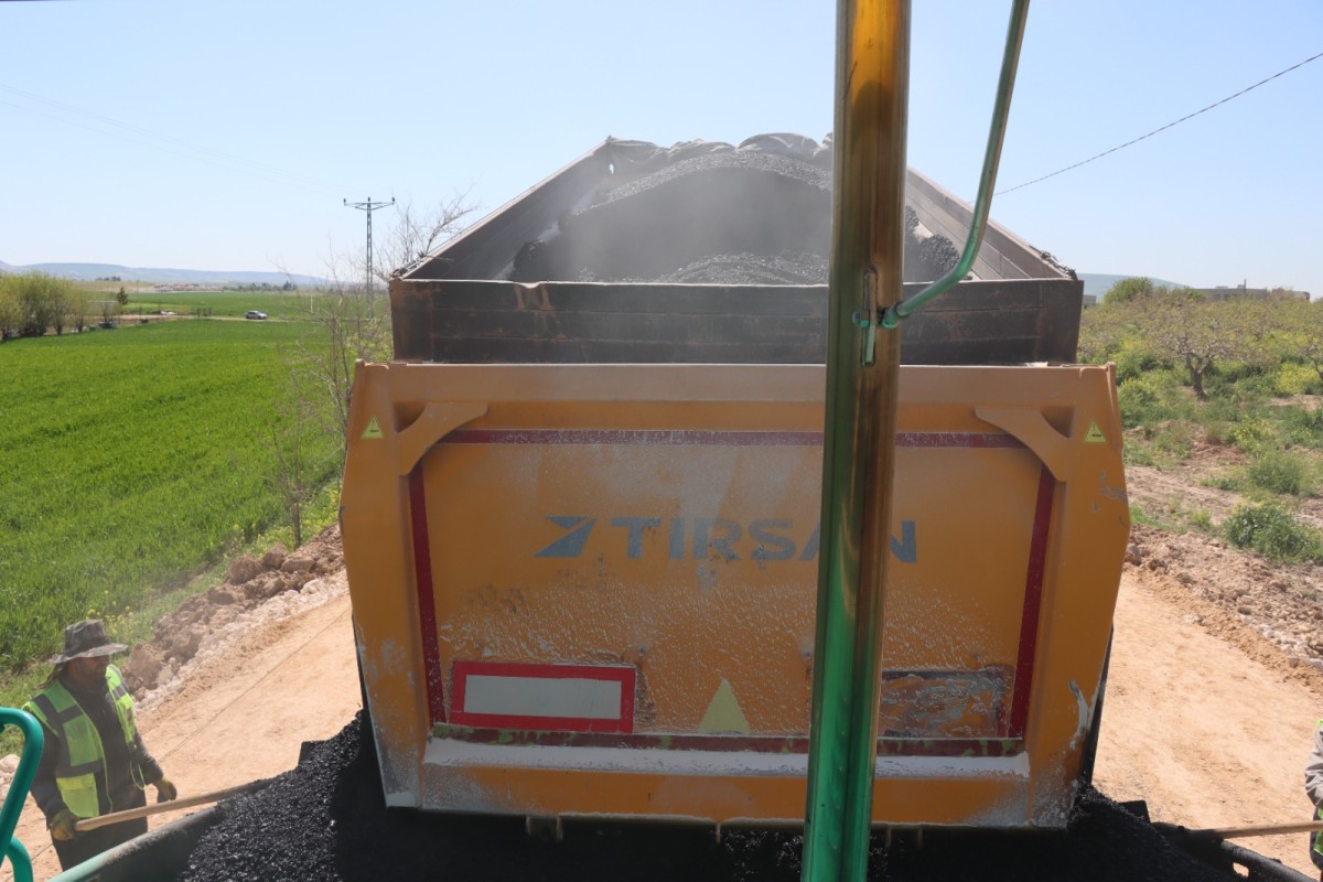 ŞANLIURFA’DA 14 KİLOMETRELİK GRUP YOLUNDA ASFALT SEFERBERLİĞİ SÜRÜYOR
