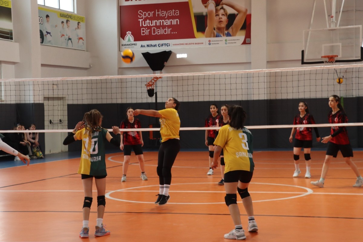 KARAKÖPRÜ’DE VOLEYBOL HEYECANI BAŞLADI!