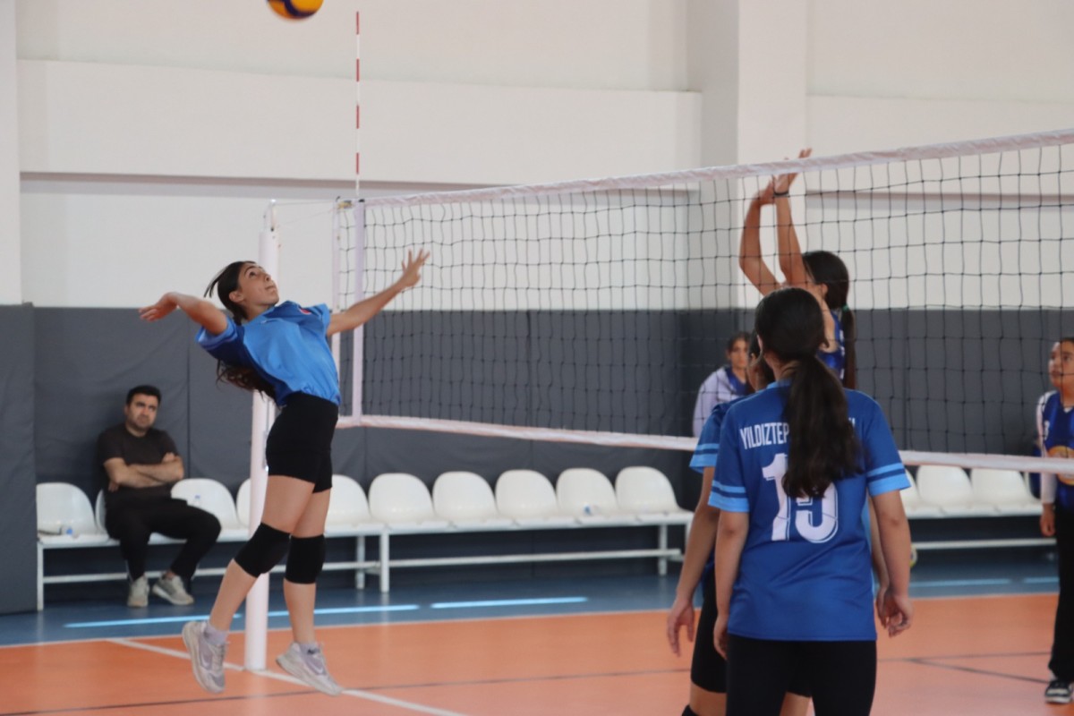 KARAKÖPRÜ’DE VOLEYBOL TURNUVASINDA HEYECAN SÜRÜYOR