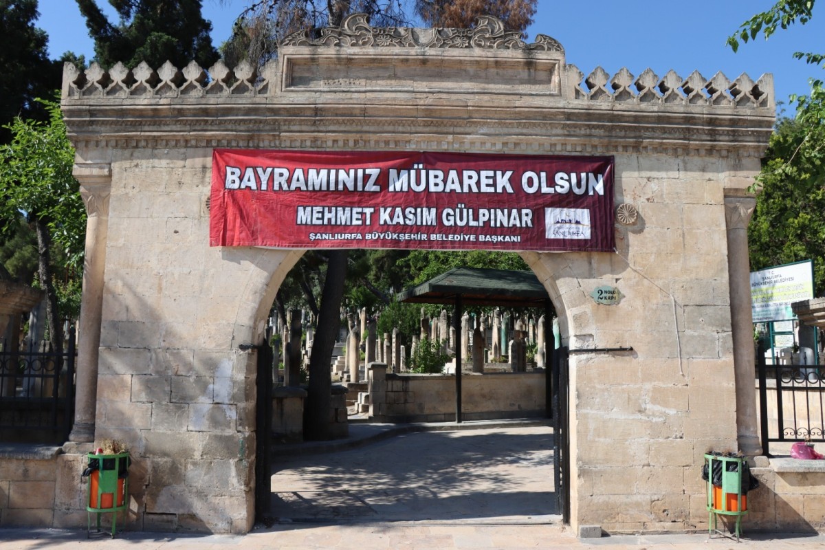 BÜYÜKŞEHİR EKİPLERİ MEZARLIKLARI BAYRAMA HAZIRLADI