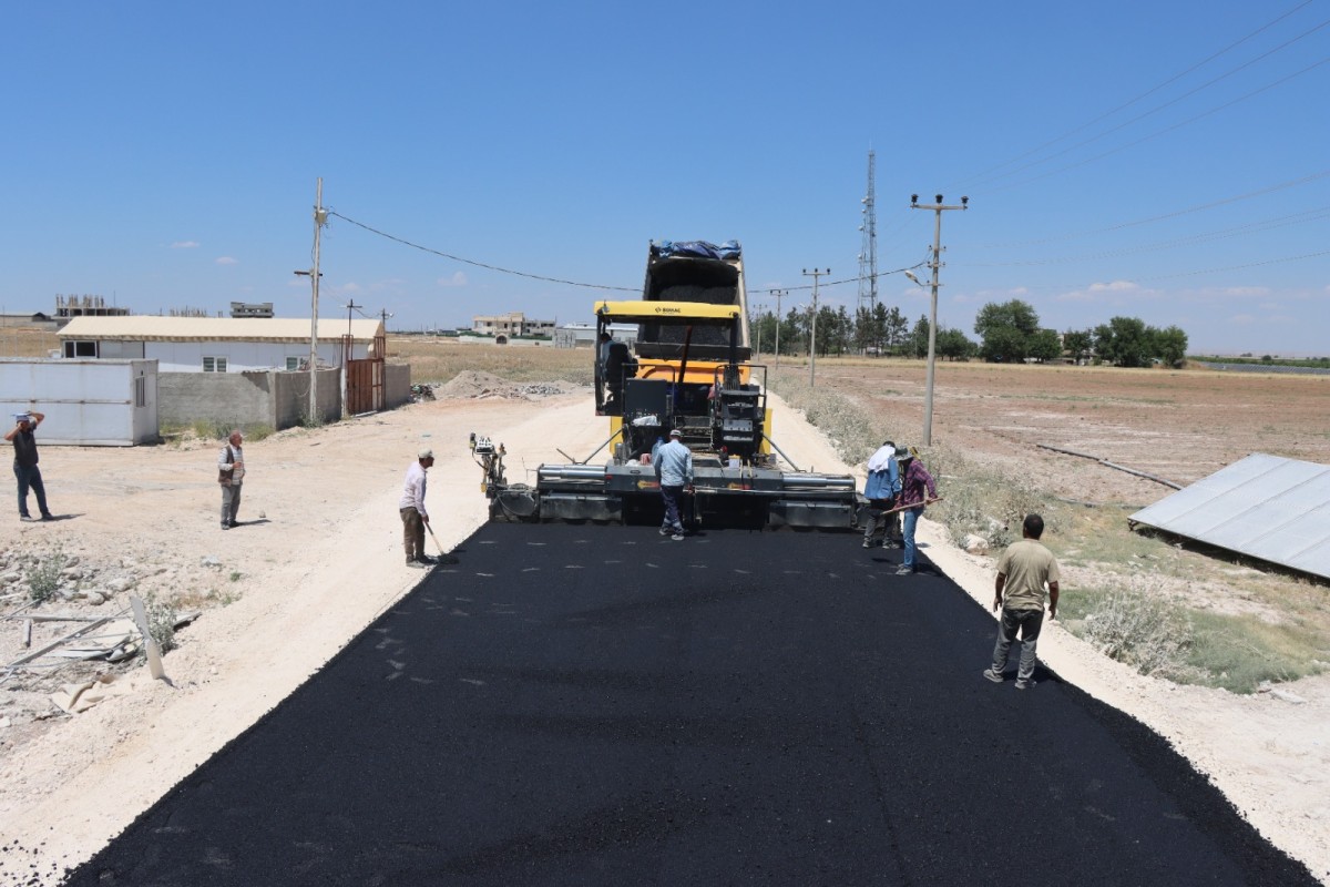 HARRAN-AKÇAKALE GRUP YOLUNDA SICAK ASFALT SERİMİ BAŞLADI
