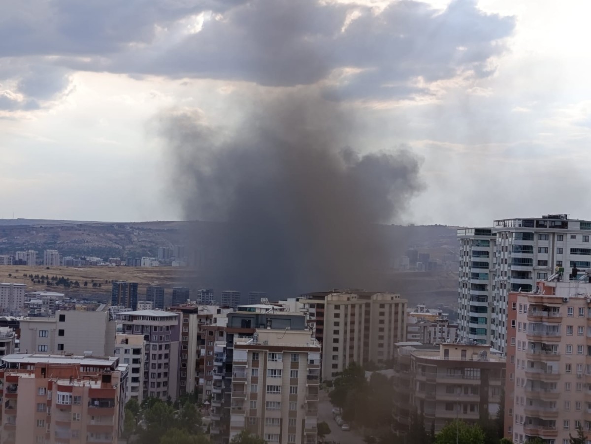 Karaköprü'de Yapı Dekorasyon Deposunda Yangın Paniği