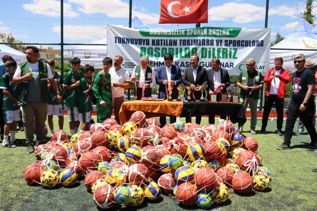 “BAĞIMSIZLIK SPORLA BAŞLAR” FUTBOL TURNUVASI SONA ERDİ