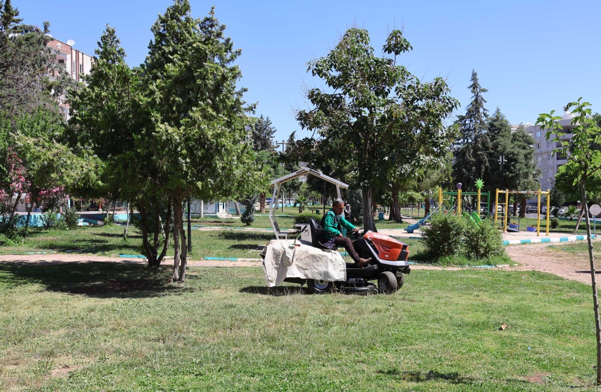 HALİLİYE’DE PARKLAR YENİLENİYOR, YEŞİL ALANLAR MODERNLEŞİYOR