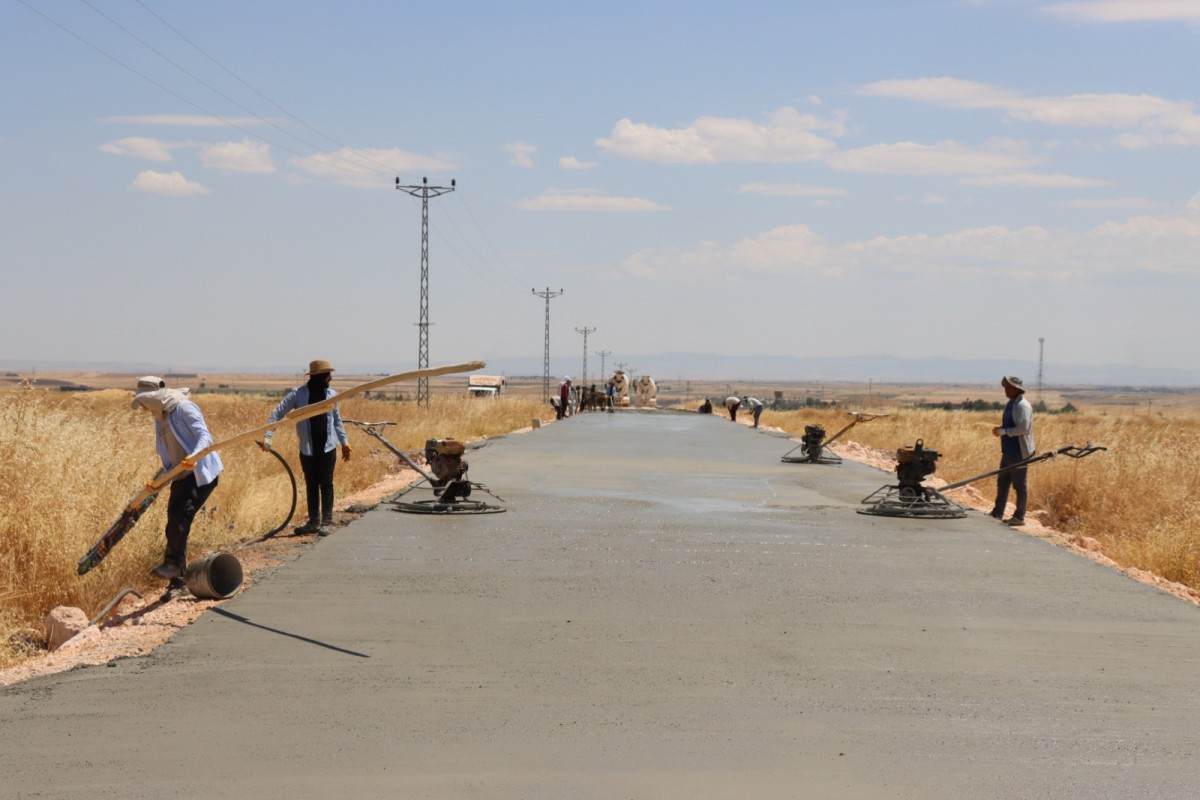 ÜÇ İLÇEYİ BİRBİRİNE BAĞLAYAN 17 KİLOMETRELİK GÜZERGÂHTA BETON YOL ÇALIŞMALARI SÜRÜYOR