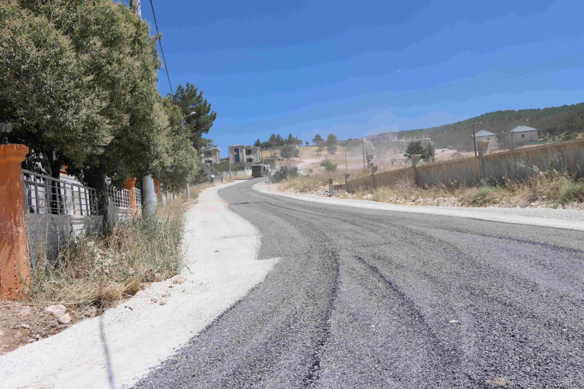 KARAKÖPRÜ'DE YENİ YOLLAR SATHİ KAPLAMAYLA HİZMETE SUNULUYOR