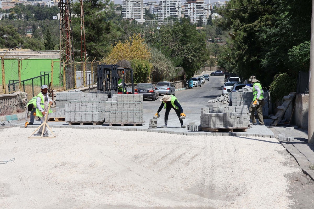 HALİLİYE’DE YOL ÇALIŞMALARI 12 EKİPLE SÜRÜYOR
