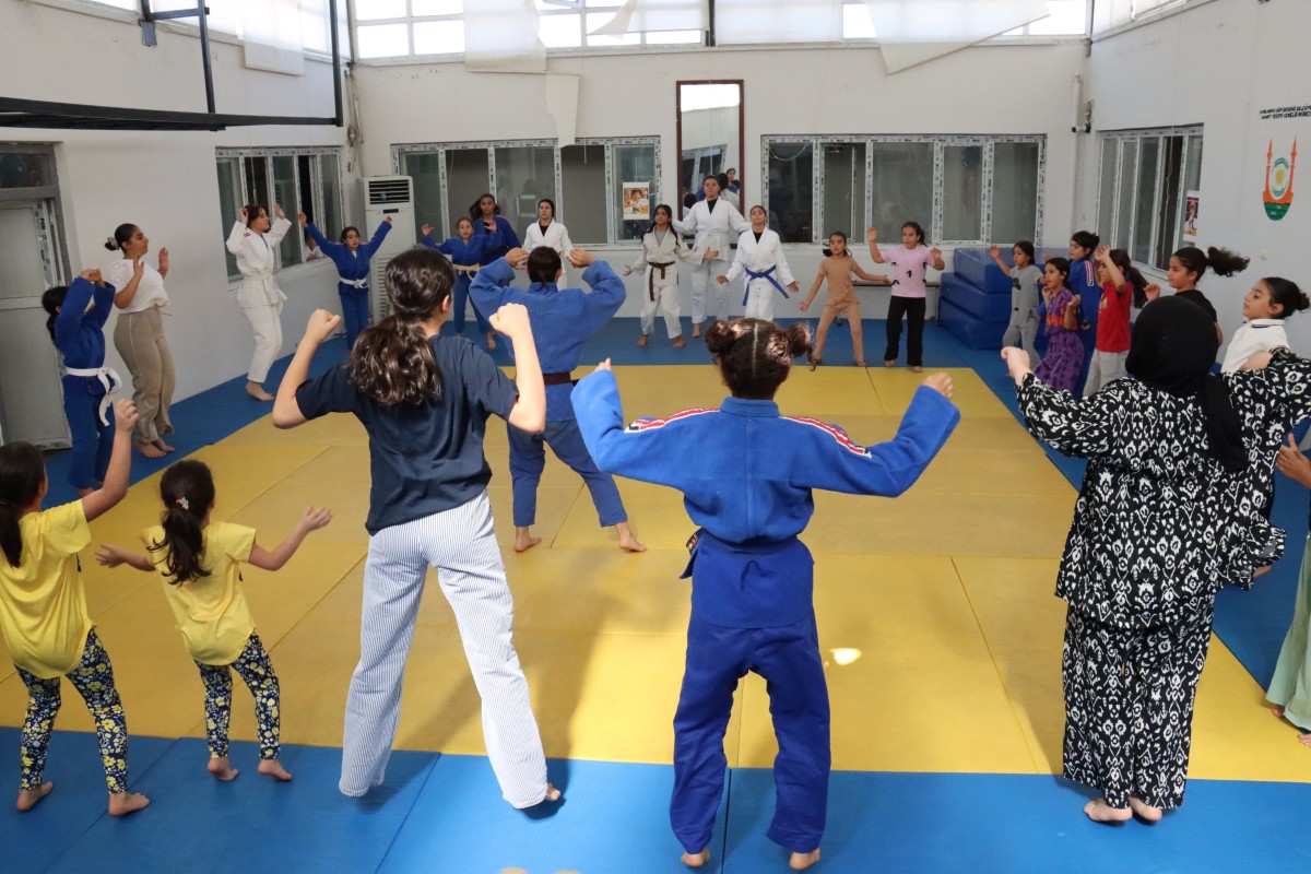 ŞANLIURFALI KIZ ÇOCUKLARINDAN JUDO SPORUNA YOĞUN İLGİ