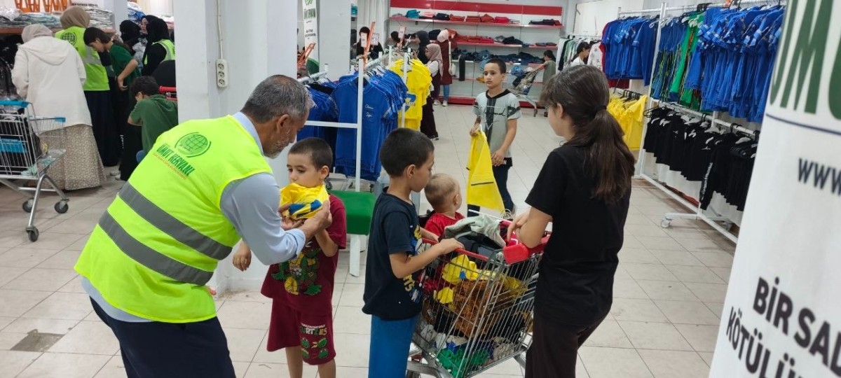 Şanlıurfa Umut Kervanı’ndan çocuklara yazlık giyim desteği