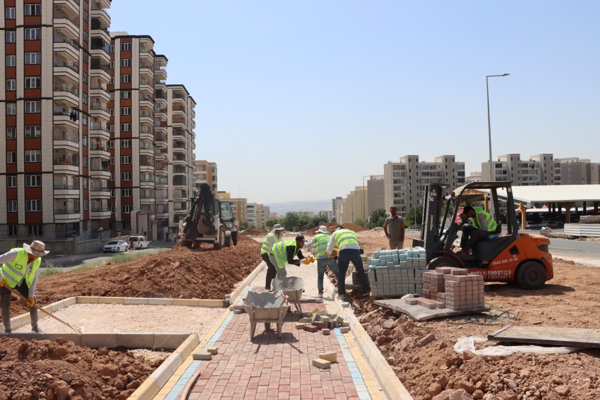 KARAKÖPRÜ’DE PARKLAR YÜKSELİYOR, YEŞİL ALANLAR BÜYÜYOR