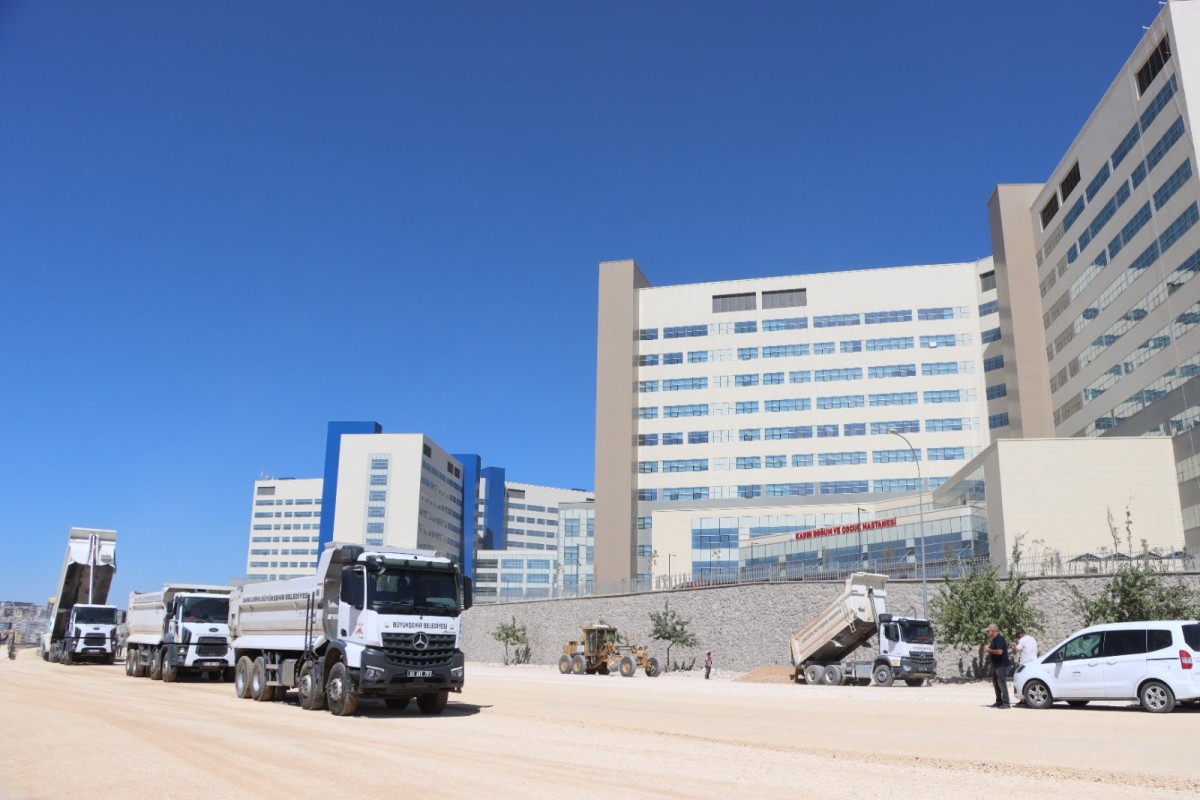ŞEHİR HASTANESİ ÖNÜNDEKİ YOL BÜYÜKŞEHİR’LE GENİŞLİYOR