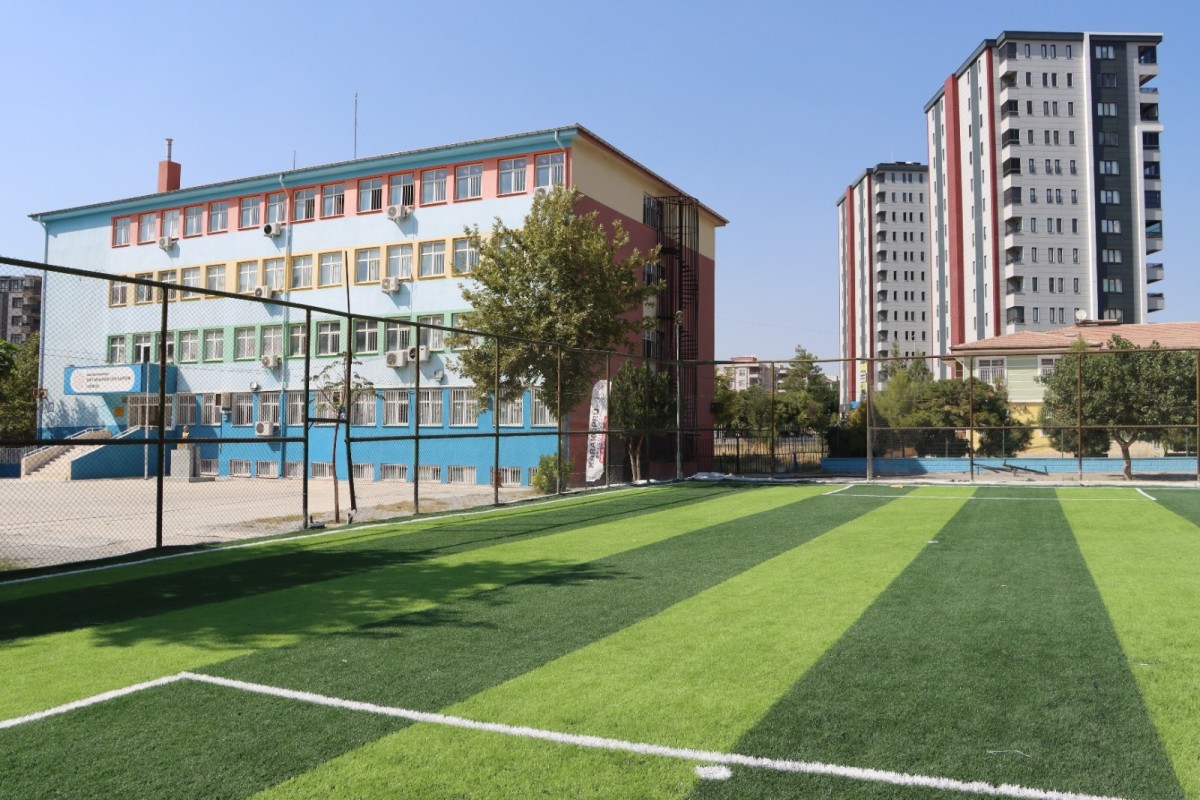 KARAKÖPRÜ’DE 5 OKULA 5 SENTETİK ÇİM SAHA