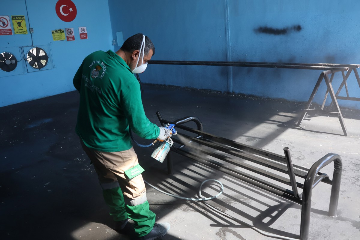 ÜRETEN BELEDİYE HALİLİYE'DE KENT MOBİLYALARINI KENDİ ÜRETİYOR